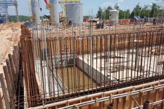 Excesso de burocracia e regras imigratórias mais rígidas em Portugal ameaçam a continuidade de obras na construção civil, com pequenas e médias empresas a enfrentar dificuldades